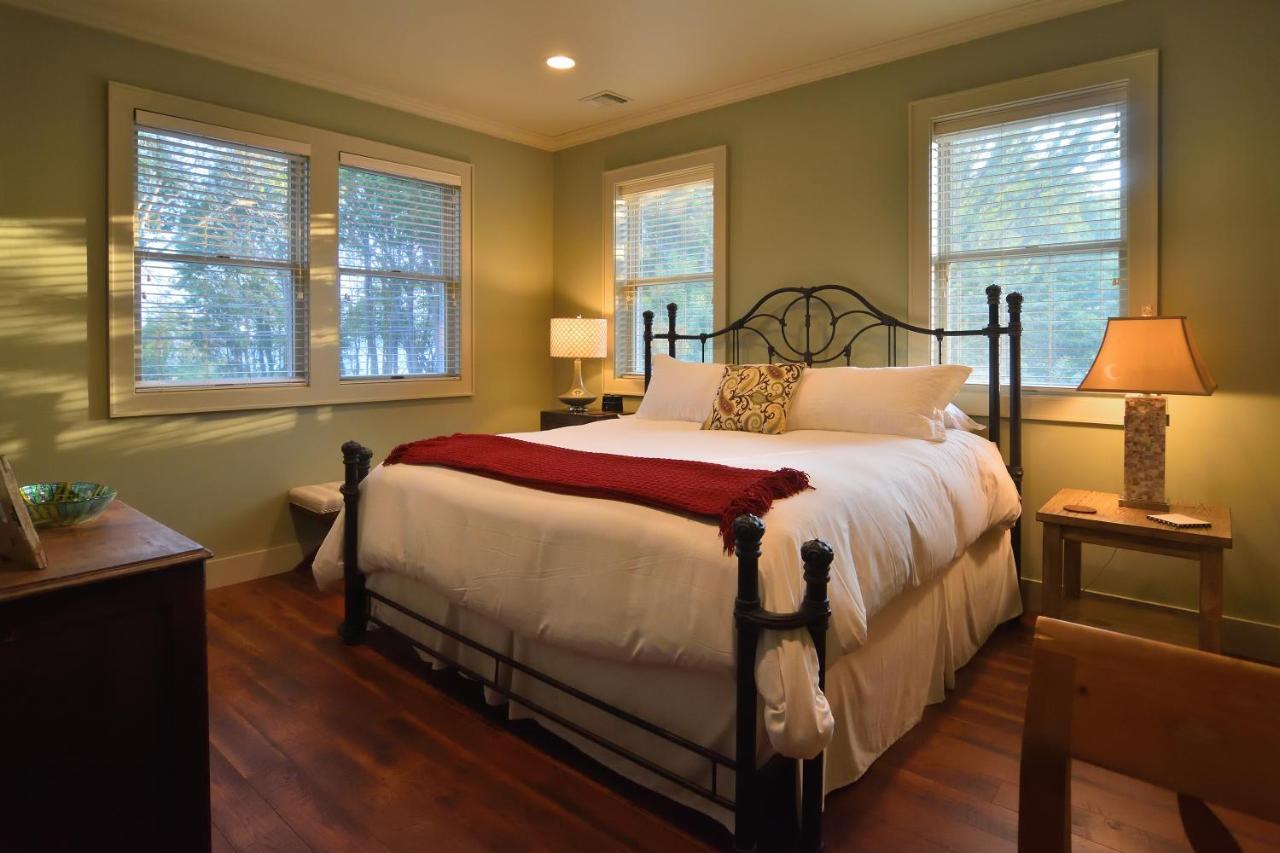 Bay Breeze Inn South Jamesport Екстериор снимка
